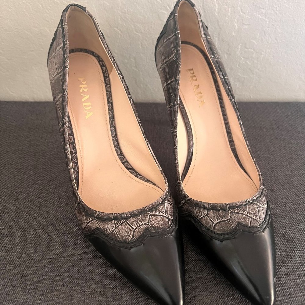 Prada Calzature Donna Embossed Croc Black & Gray Leather Pumps Shoe 38.5 / 7.5
